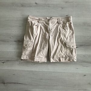 White House Black Market Bermuda/Cargo Shorts Tan 8 EUC